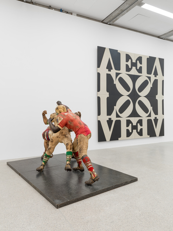 Ausstellungsansicht: Mapping the 60s. Kunst-Geschichten aus den Sammlungen des mumok, 5. Juli 2024 bis 1. Februar 2026  Duane Hanson, Football Vignette / Football-Vignette, 1969 Robert Indiana, Love Rising / Black and White Love (For Martin Luther Ki